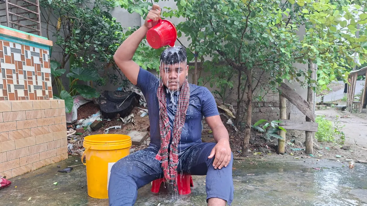 দুধ দিয়ে গোসল করে নিষিদ্ধ ছাত্রলীগ নেতার পদত্যাগ